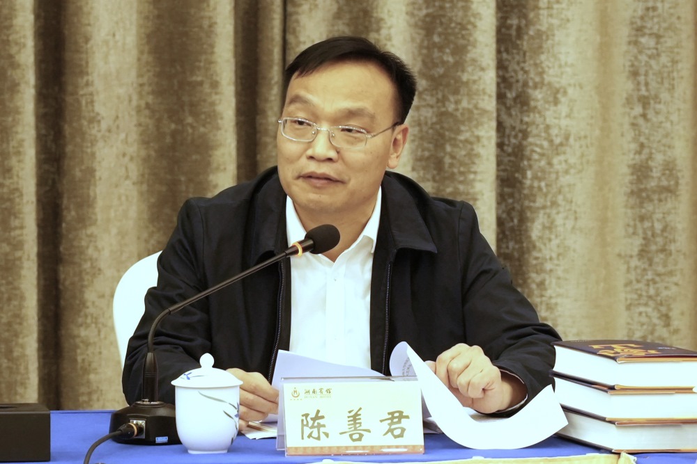 省文聯主席團委員、省評協主席兼秘書長陳善君主持研討會。熊方杰攝