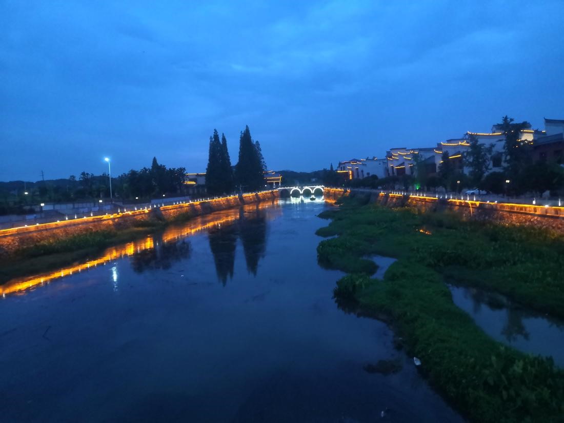 韶河银田段夜景。韶山市银田镇河长办供图