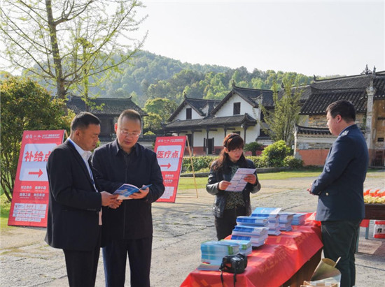 稅務人員在馬拉鬆賽系列活動賽場宣講稅費政策。單位供圖