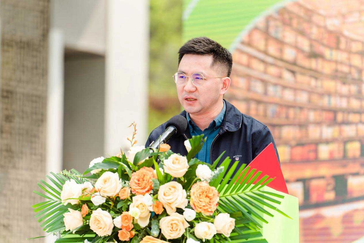 沈念为市民朗读“岳麓山52阅读”倡议书。单位供图