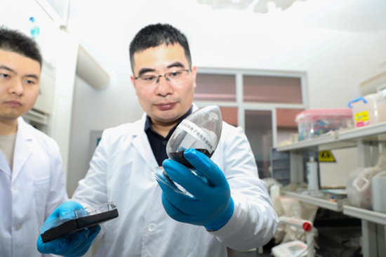 賈傳坤展示其團隊制備的高性能低成本鋰鈉鉀離子電池負極碳材料。李泰儒攝