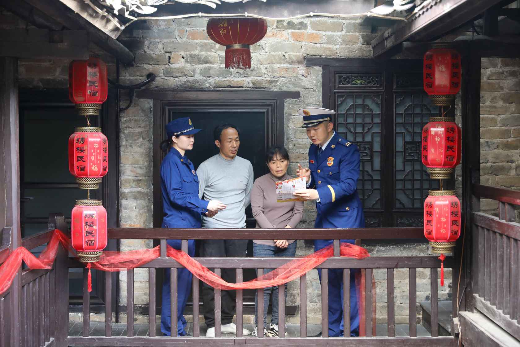 消防宣传员为张谷英村村民科普消防常识（单位供图）