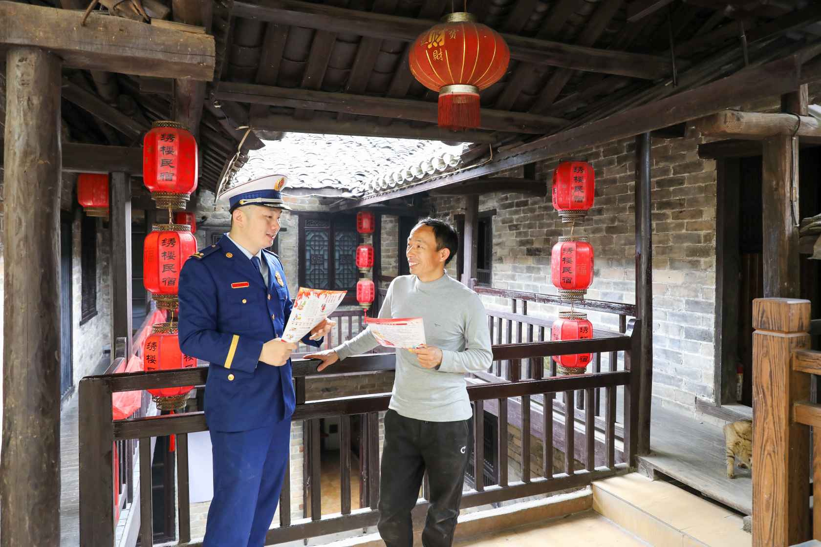 消防宣傳員為張谷英村村民科普消防常識（單位供圖）