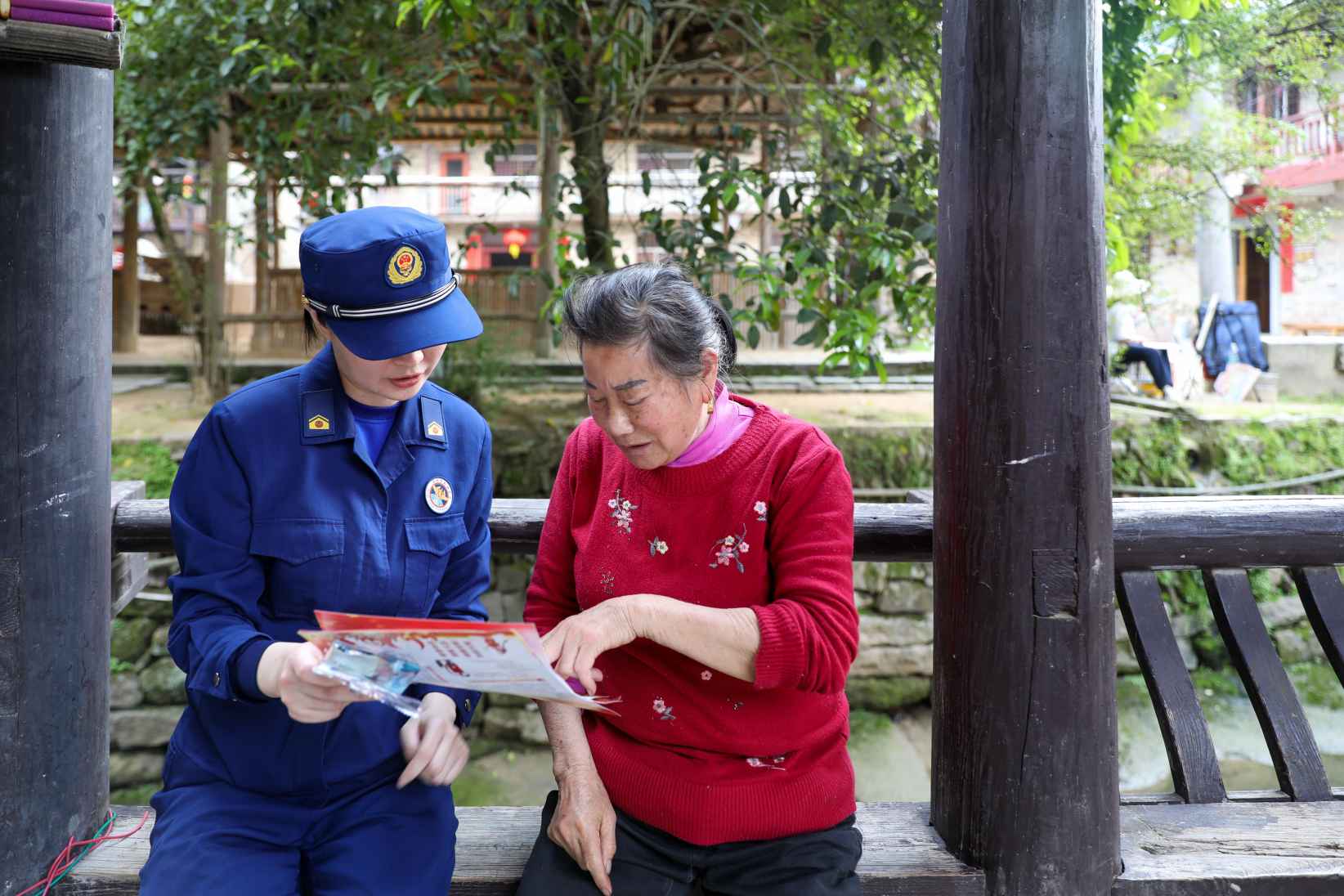 消防宣传员为张谷英村村民科普消防常识（单位供图）