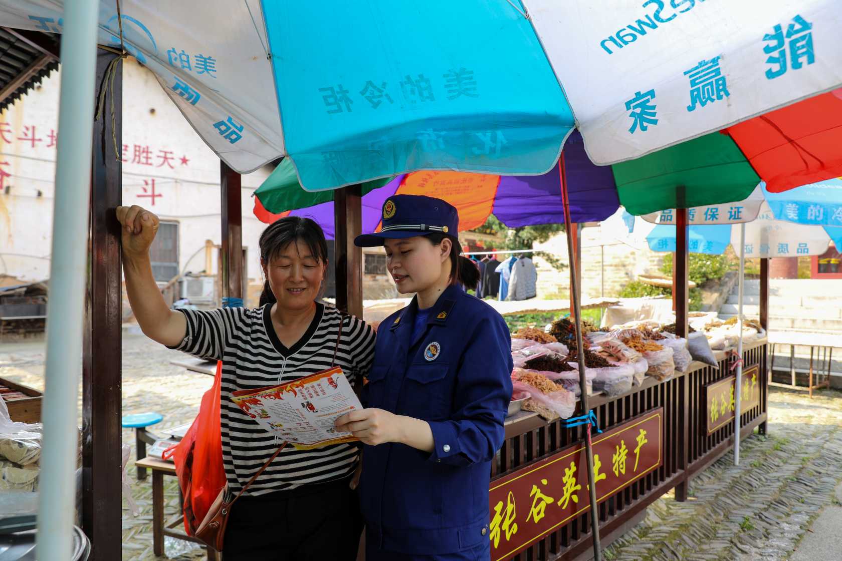 消防宣传员为张谷英村商户科普消防常识（单位供图）