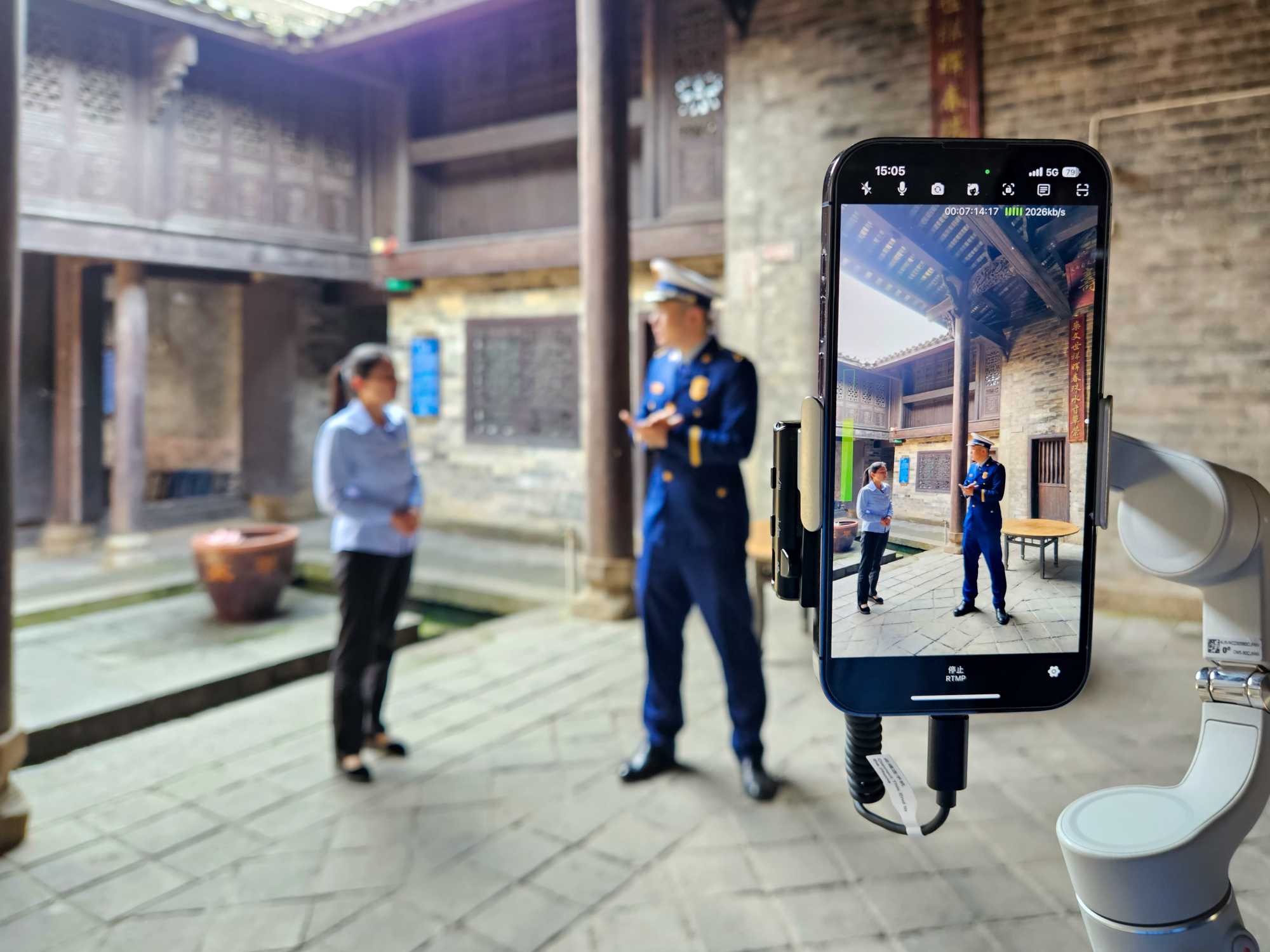 消防宣传员在张谷英村开展直播活动（单位供图）