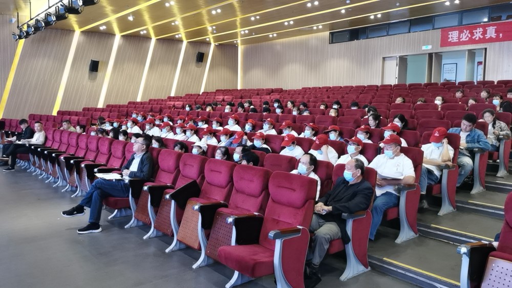 与会人员认真听会。单位供图