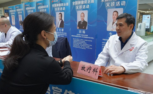 湖南省肿瘤医院副院长、放疗专家王晖亲切地为当地患者问诊。受访单位供图