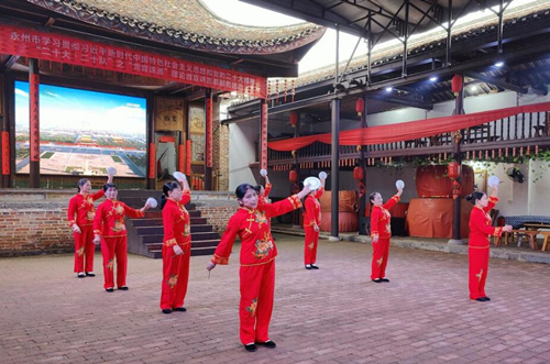 “草根宣講團”演出節目碟筷舞。江永縣委宣傳部供圖