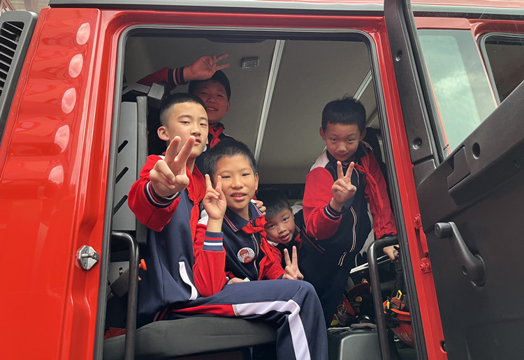 5名参与灭火的小学生受邀参观消防站。岳阳市消防救援支队供图