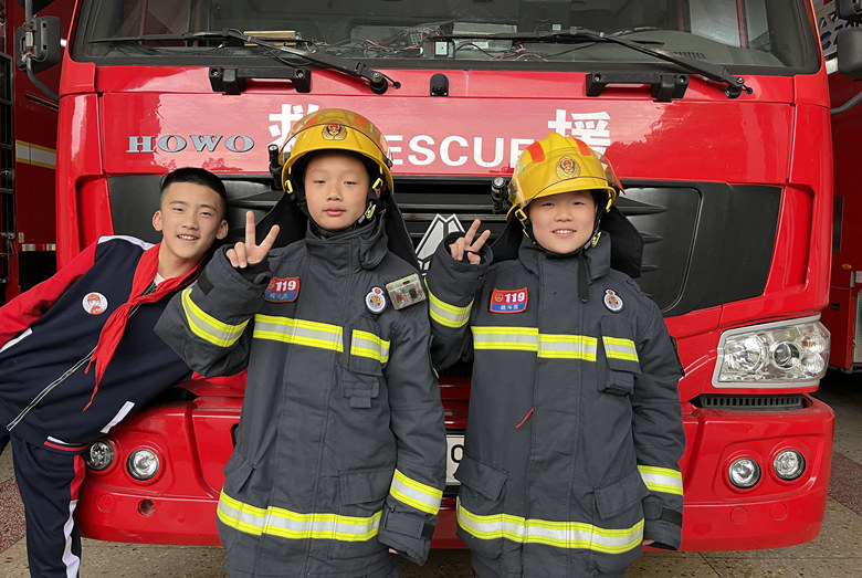 小学生穿上消防服。岳阳市消防救援支队供图