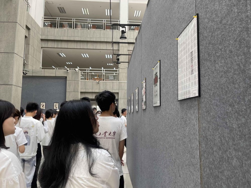 学生参观作品。单位供图