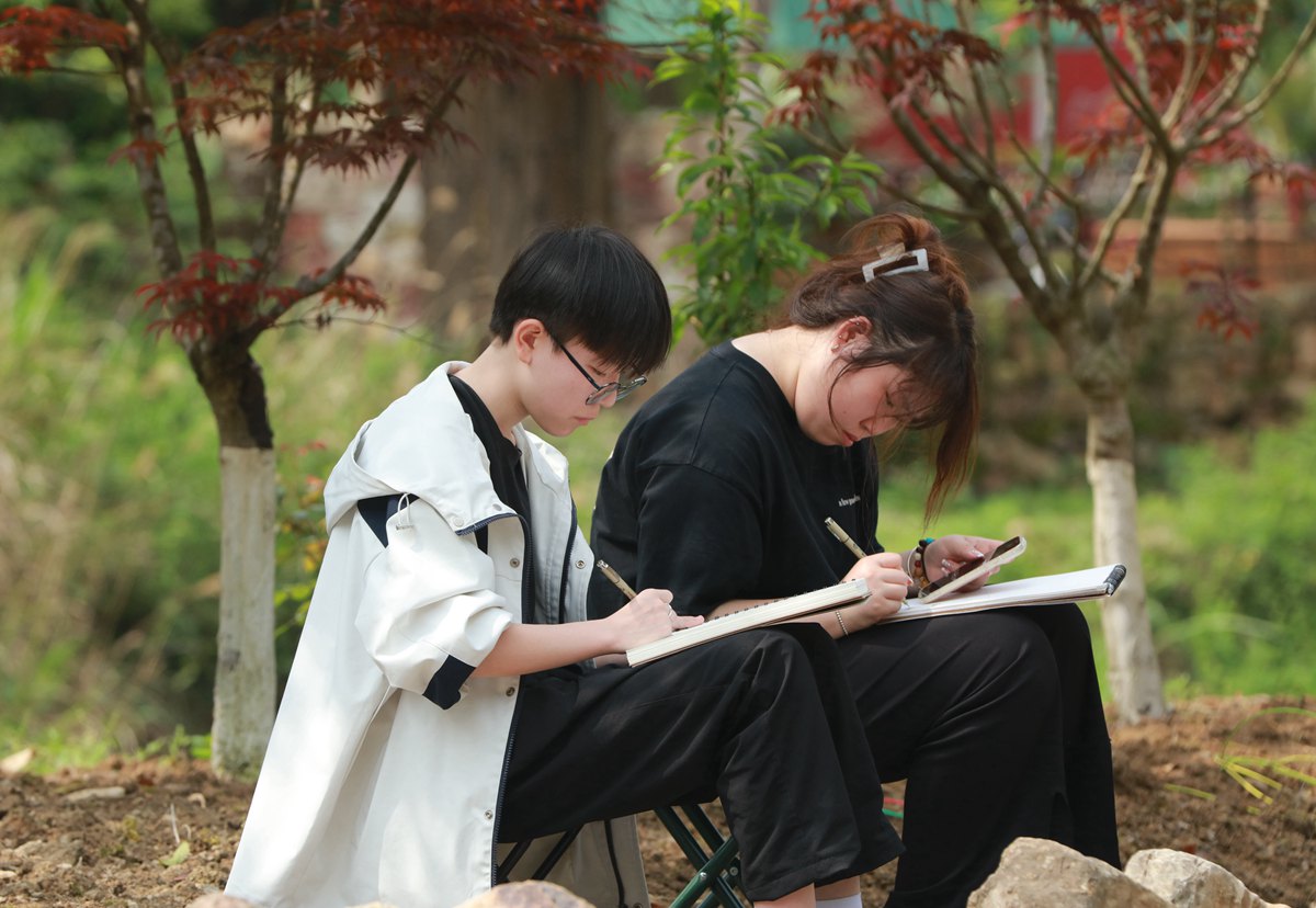 4月19日，学生在张家界市武陵源区中湖乡清风峡美术写生基地进行美术写生训练。吴勇兵摄