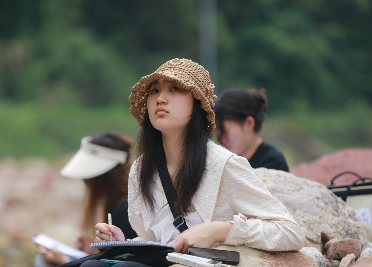 4月19日，学生在张家界市武陵源区中湖乡清风峡美术写生基地进行美术写生训练。吴勇兵摄