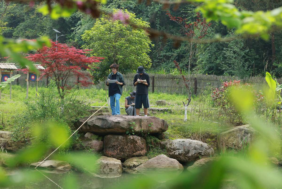 4月19日，学生在张家界市武陵源区中湖乡清风峡美术写生基地进行美术写生训练。吴勇兵摄