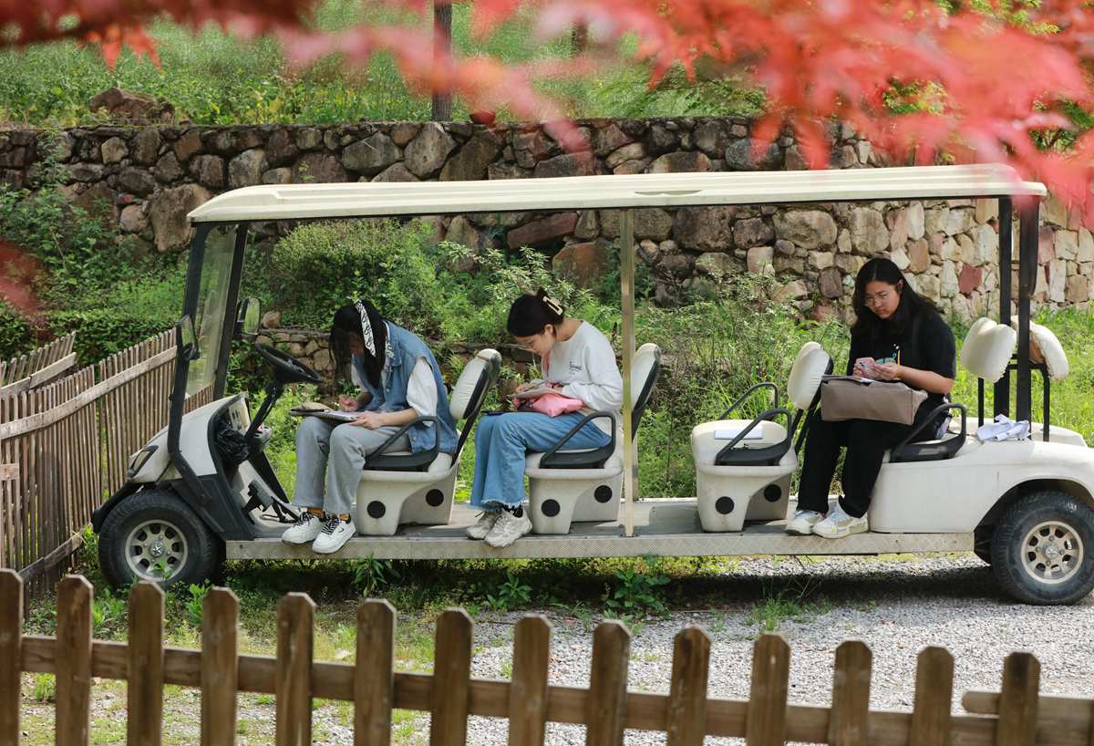 4月19日，学生在张家界市武陵源区中湖乡清风峡美术写生基地进行美术写生训练。吴勇兵摄