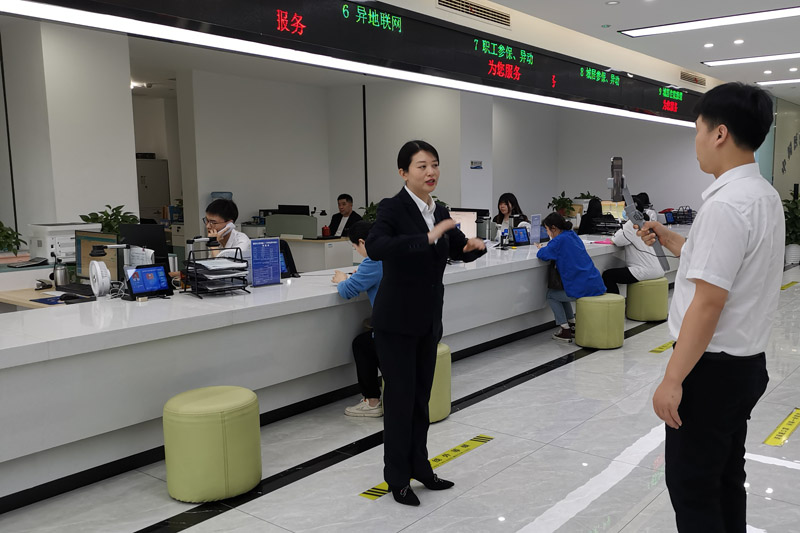 4月19日，湖南娄星“云游政务大厅”直播现场。刘江洪 摄