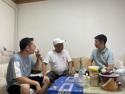 社区书记走访居民，收集居民问题。受访单位供图