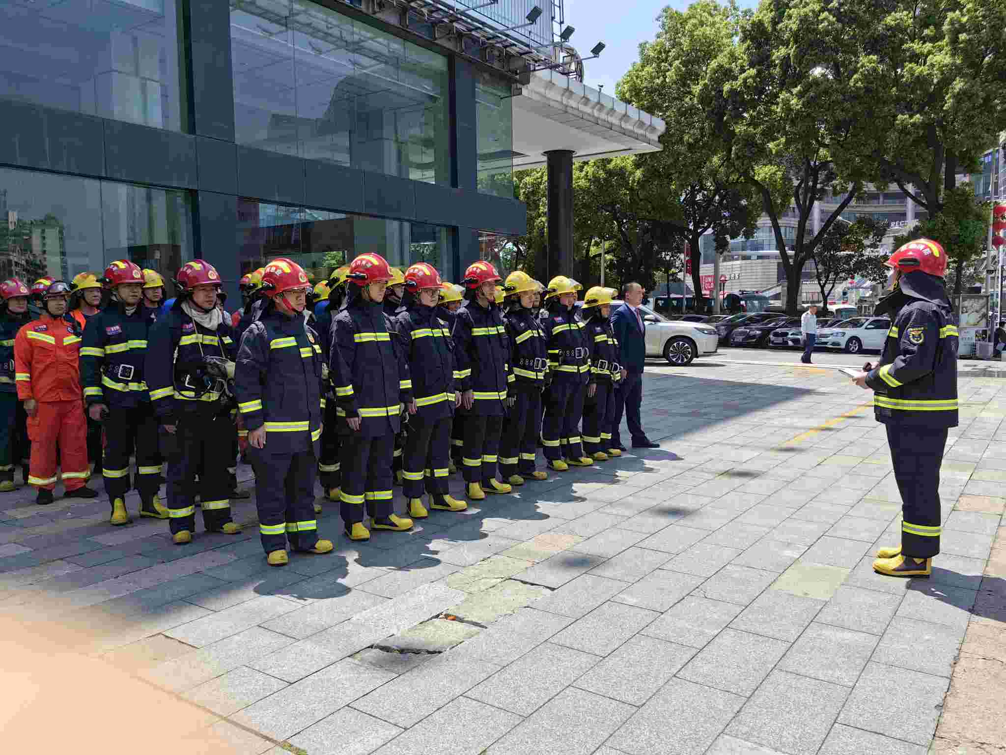 消防救援人员拉动演练。单位供图