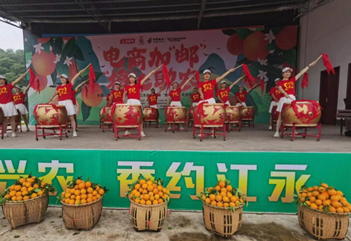 电商加‘邮’.‘橙’心助农活动现场。江永县委宣传部供图