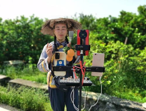 江永网红在基地直播带货。江永县委宣传部供图