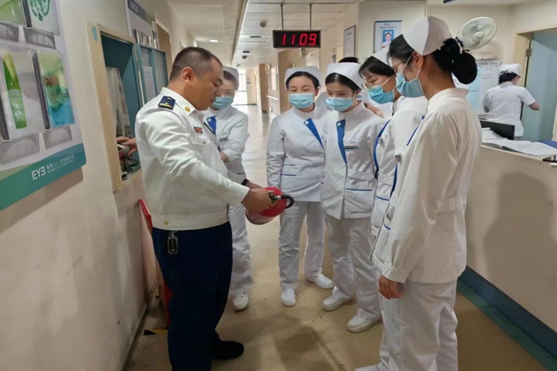防火監督員深入醫院開展消防安全檢查。單位供圖