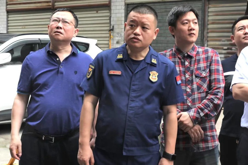 支隊長謝智勇帶隊檢查經營性自建房重大火災隱患整治集中攻堅工作。單位供圖