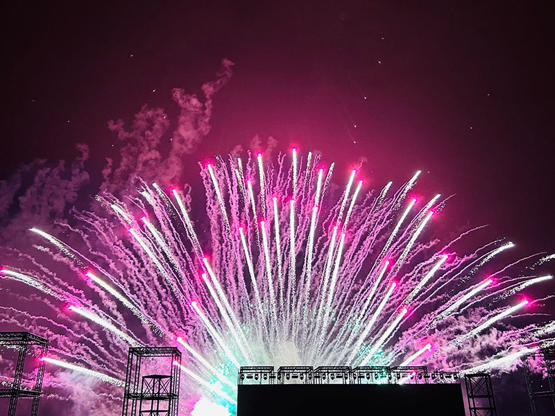 推介会现场烟花绚烂。何彪摄