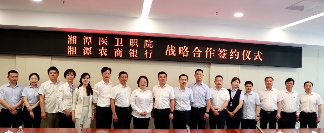 参加仪式人员合影。单位供图