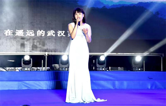大赛冠军获得者韩素云深情演唱本土音乐作品《新邵之恋》。单位供图