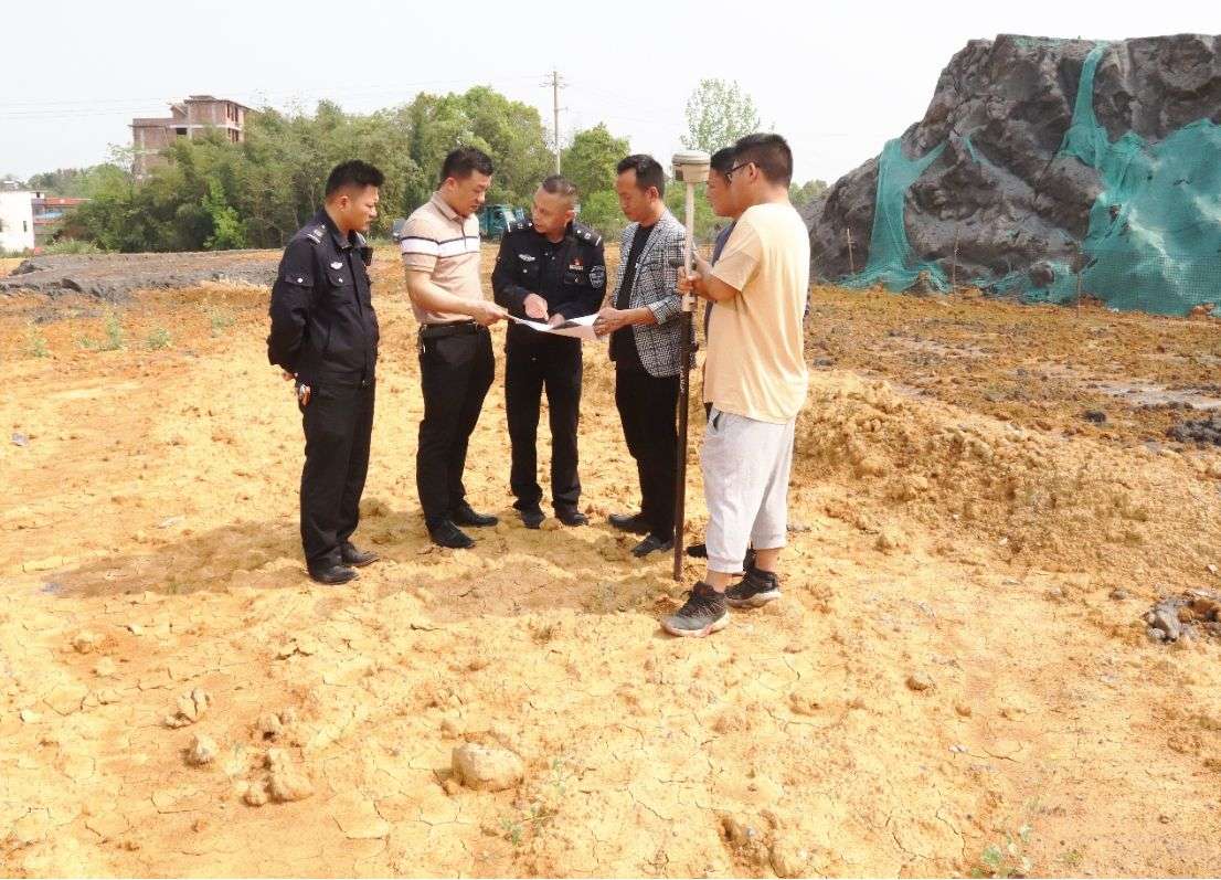 隆回县桃花坪街道纪工委工作人员在雅里村查看耕地“非农化”整改进度。单位供图