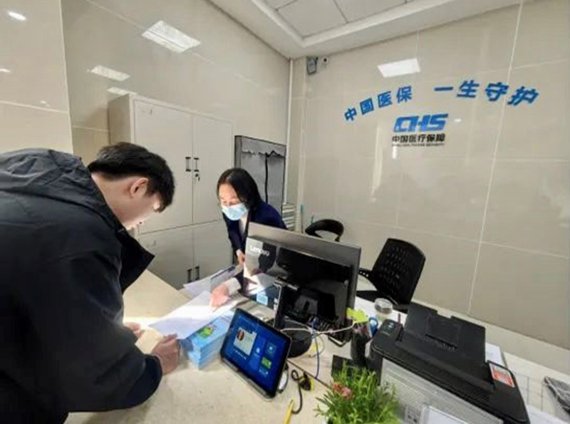 工作人員楊亭耐心解答群眾疑問。單位供圖