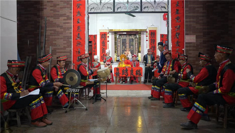 清溪瑶传统文化演艺队在婚办现场演绎 供稿单位供图