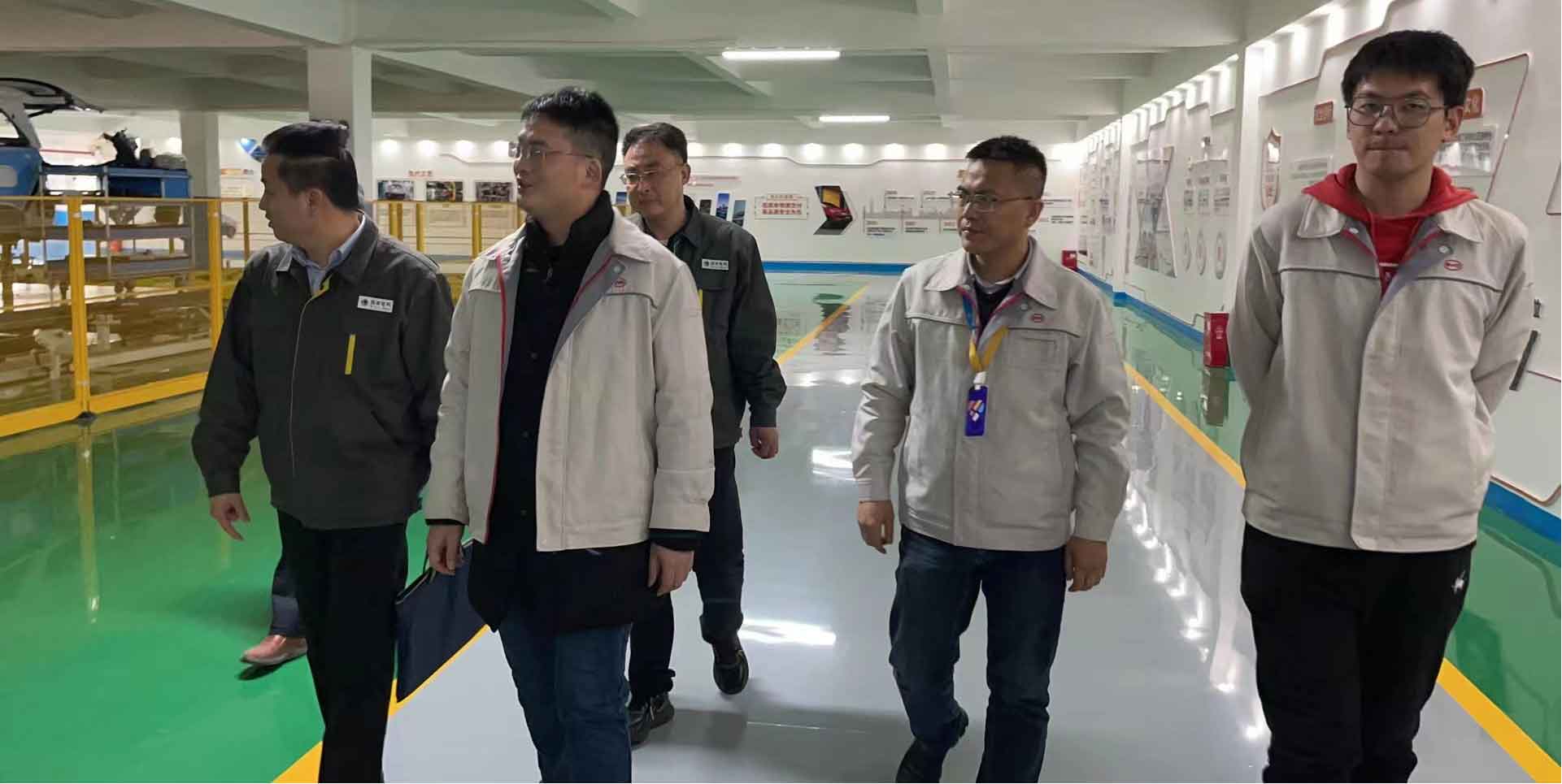 雨花区支公司纪委书记为比亚迪汽车有限公司答疑解惑。单位供图