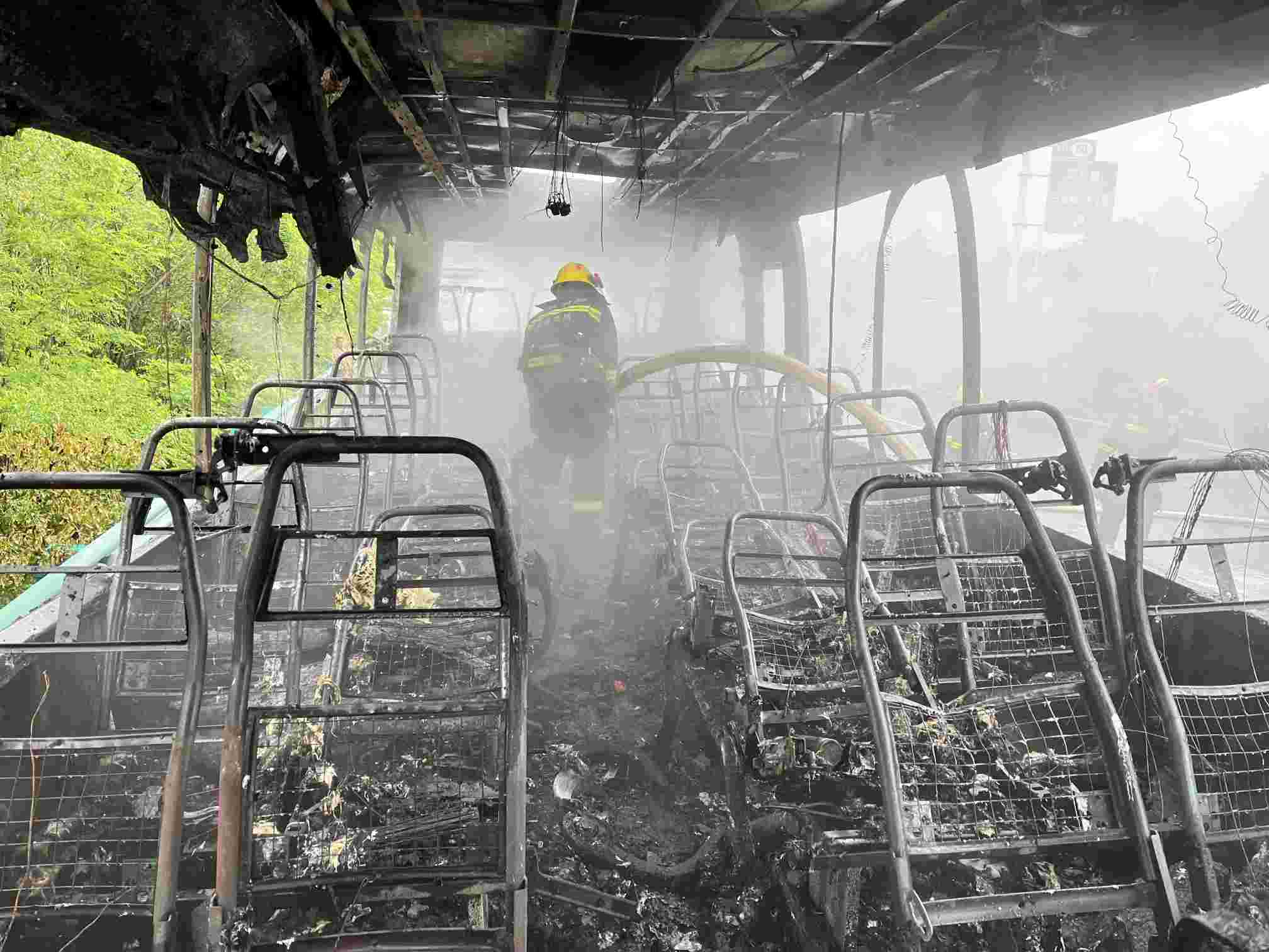 火情扑滅后消防救援人員進入大巴車內進行偵查清理。單位供圖