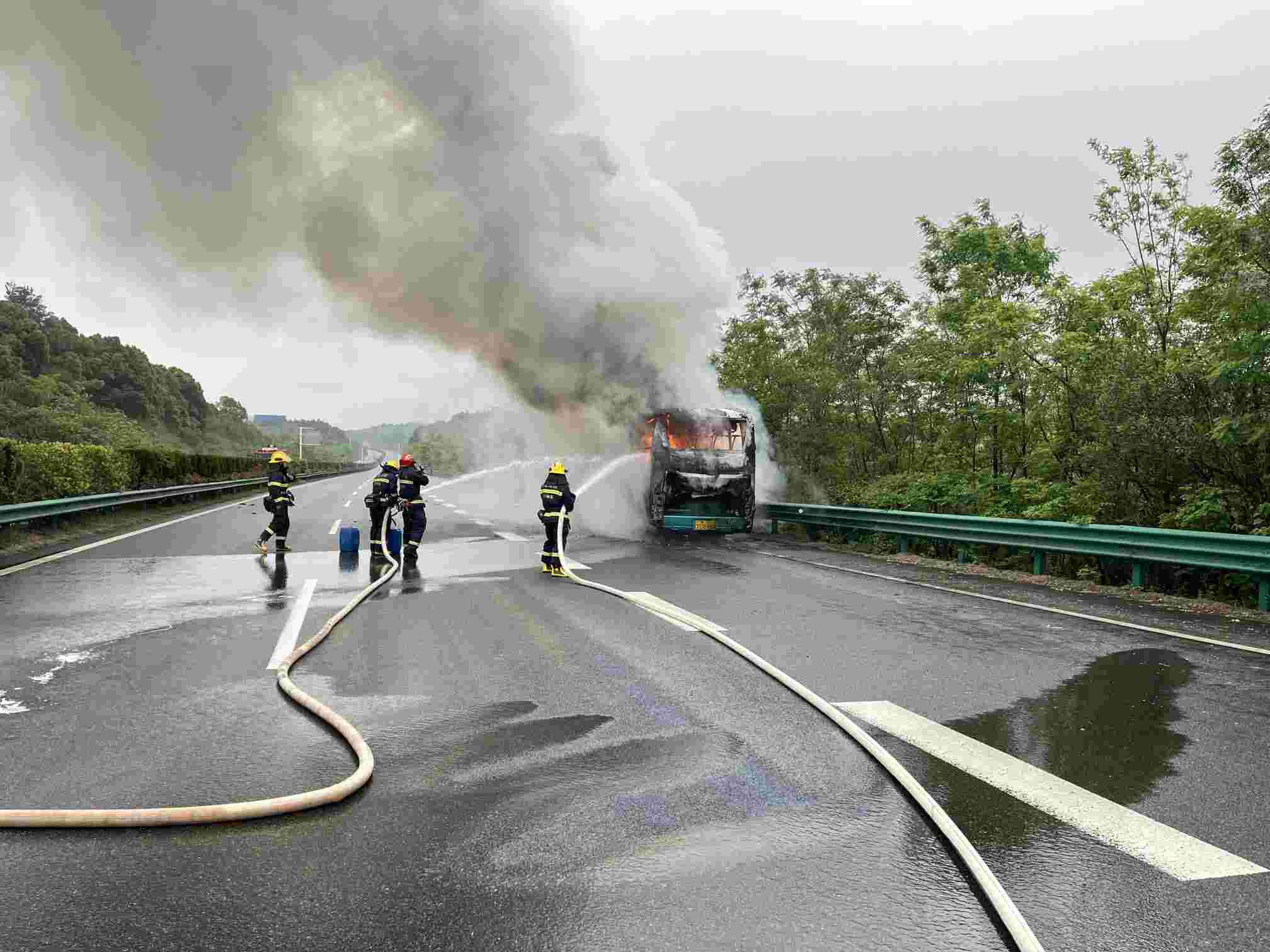 湘潭韶山消防救援人員到達現場  起火車輛燃起熊熊大火。單位供圖