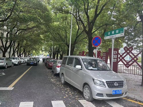 農博街以前存在亂停車問題。受訪單位供圖