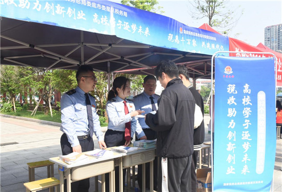 毕业生在现场咨询。单位供图