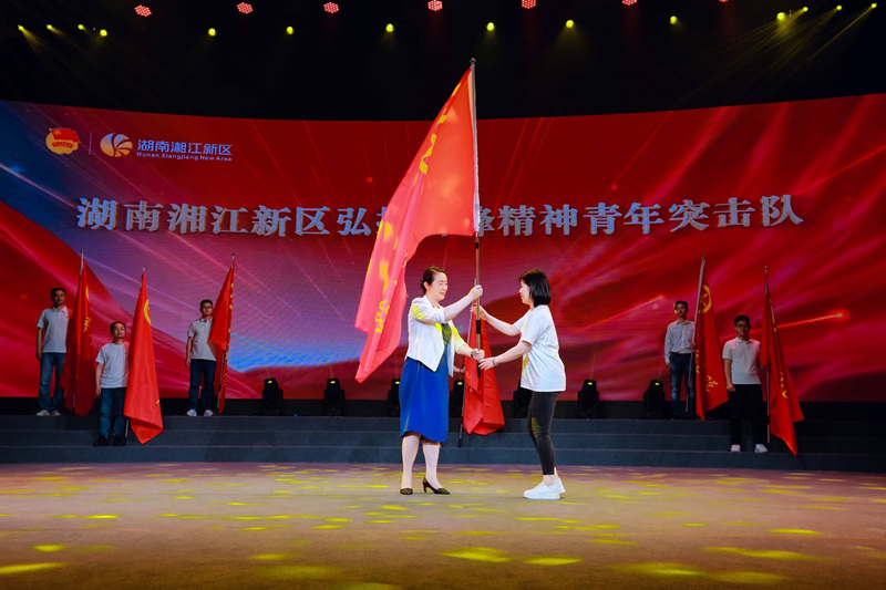 青年突击队授旗。受访单位供图