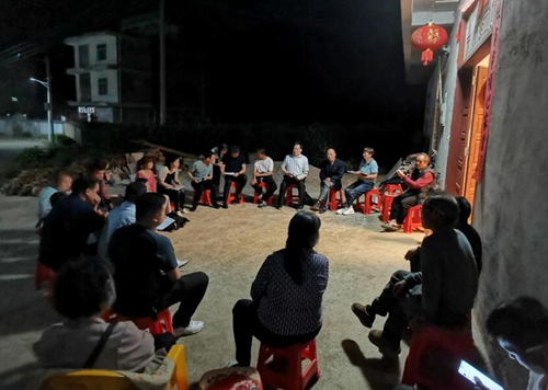 小圩青山口村屋场会。盘向云摄