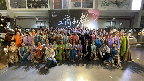 合影。学校供图