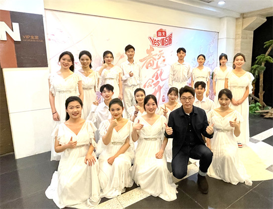 后台。学校供图