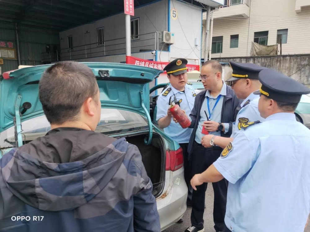 交通运输执法人员和汽车站安检人员联合对巡游出租汽车开展“体检”。单位供图