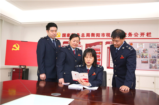 衡阳市税务局法制科党支部集体学习“口袋书”。单位供图