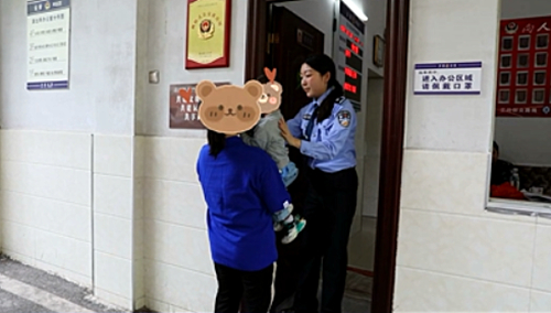 民警把孩子交到媽媽手中。視頻截圖