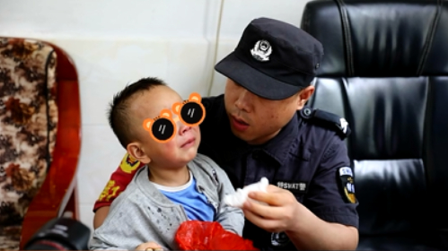 民警開啟“哄娃”模式。視頻截圖