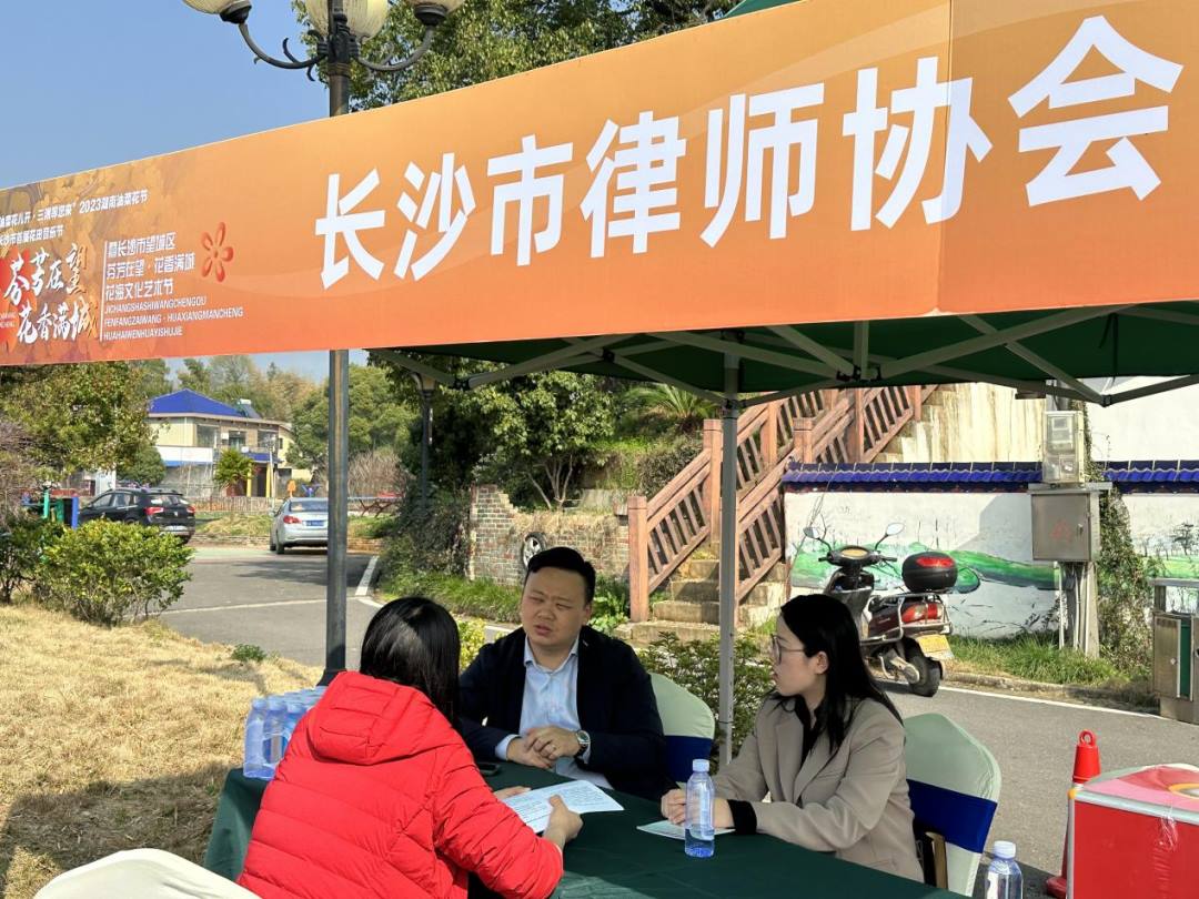 在乡村设置 “法治打卡点”，向群众普及法律知识。长沙律协供图