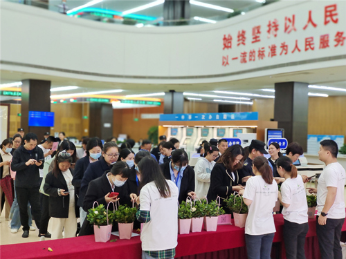 市民排队领取栀子花。受访单位供图