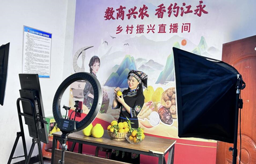 “网红”在农村电商服务站带货农特产品。受访单位供图