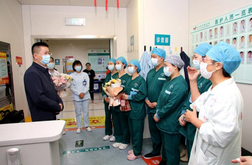 医院党委书记禹华月慰问重症监护室张婵及其科室护理团队。受访单位供图